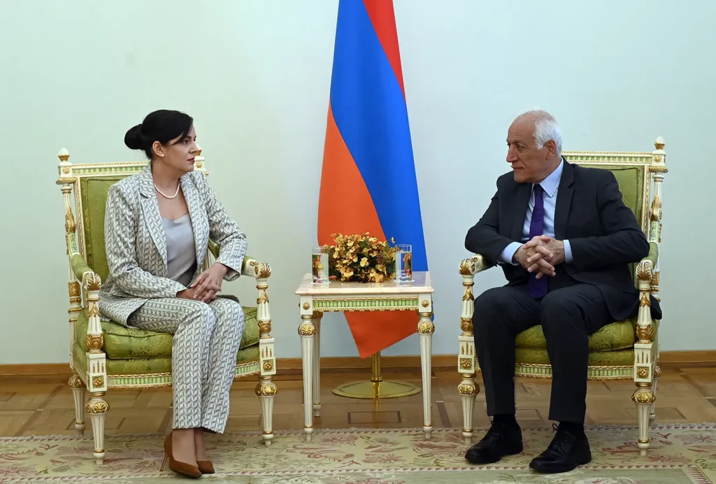 Al igual que Armenia en Uruguay, ahora Uruguay también tiene a su embajadora en Armenia Al igual que Armenia en Uruguay, ahora Uruguay también tiene a su embajadora en Armenia