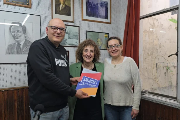Entrevistamos a la Profesora Diana Dergarabedian, coautora del libro “Hablemos armenio”.