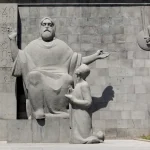 Estatua de Mesrop Mashtots cerca del Matenadaran en Ereván, Armenia
