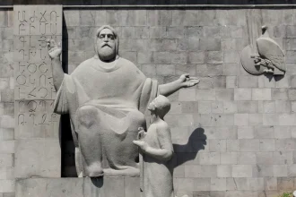 Estatua de Mesrop Mashtots cerca del Matenadaran en Ereván, Armenia
