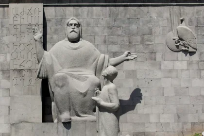 Estatua de Mesrop Mashtots cerca del Matenadaran en Ereván, Armenia