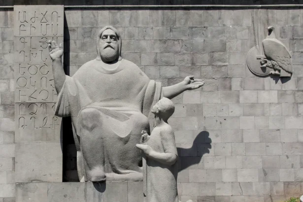 Estatua de Mesrop Mashtots cerca del Matenadaran en Ereván, Armenia