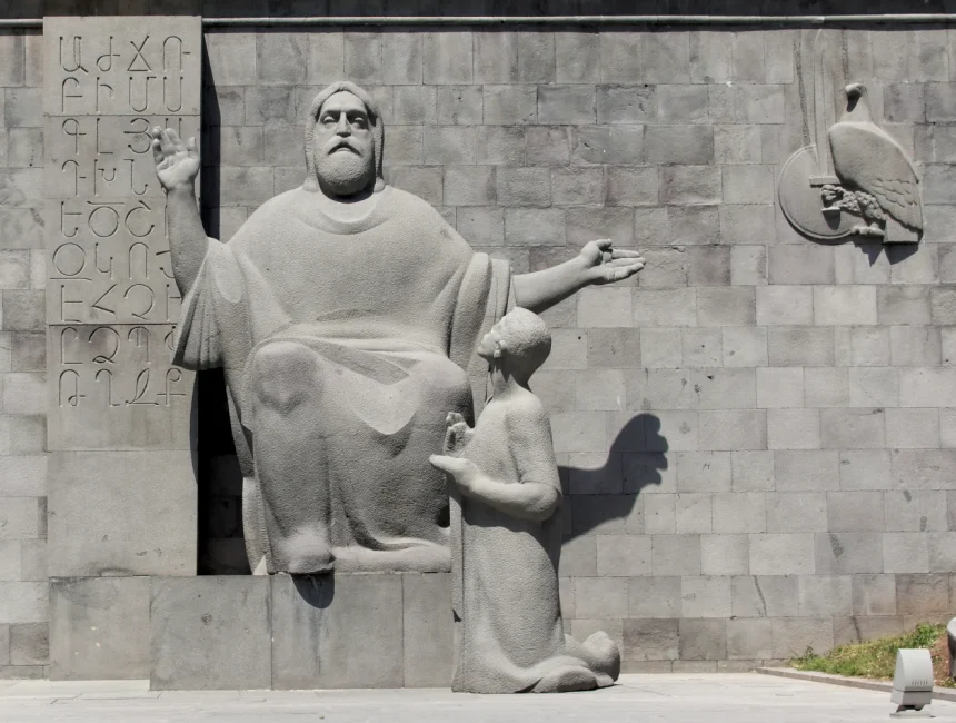 Estatua de Mesrop Mashtots cerca del Matenadaran en Ereván, Armenia