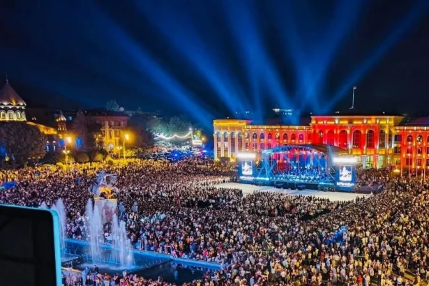 Comentamos además sobre la celebración del día de Giumrí y compartimos canciones dedicadas a la segunda ciudad de Armenia.