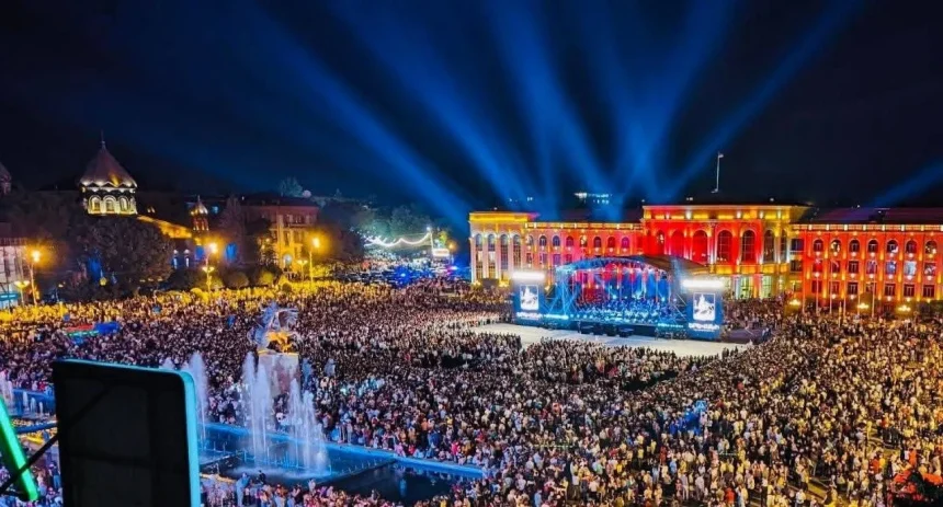 Comentamos además sobre la celebración del día de Giumrí y compartimos canciones dedicadas a la segunda ciudad de Armenia.