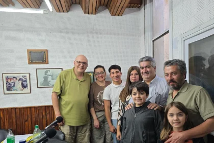 Entrevistamos en estudios a los docentes Daniel Bedouny Mekhdjian y Prof. Dr. Marcelo Vigo y los estudiantes Emanuel Barreto y Avril Gomes de la educación secundaria pública de Montevideo quienes abordaron el tema derechos humanos y el genocidio armenio de 1915.